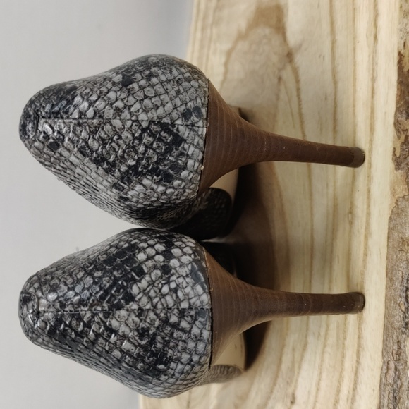 Cole Haan Grey Snake Skin Heels, Size 6B - Picture 5 of 14